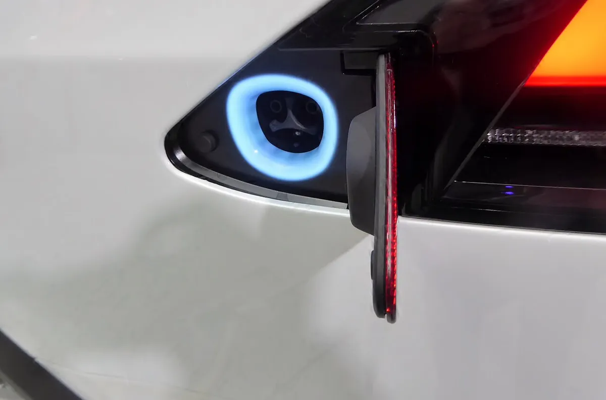 Laadaansluiting van een Tesla Model X P90D
