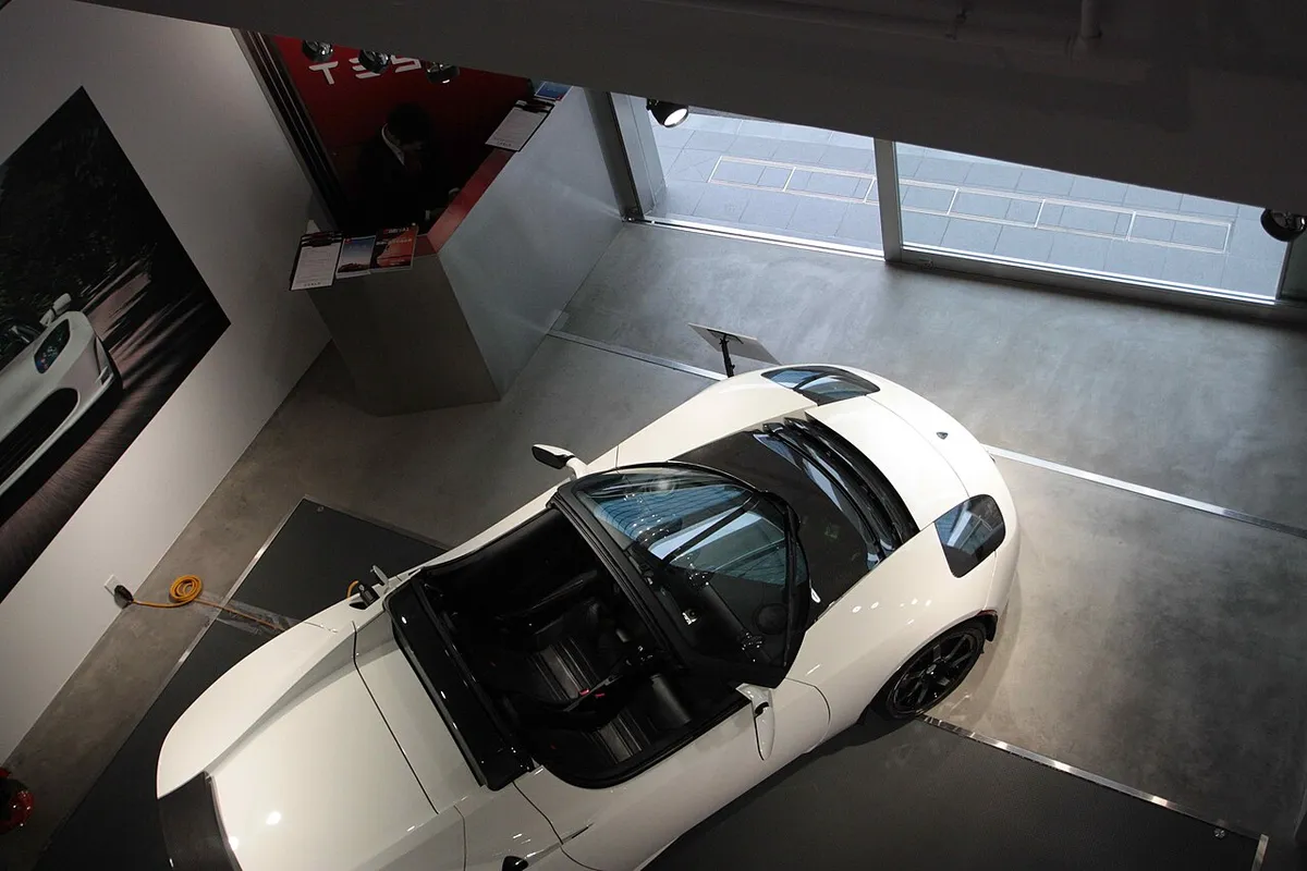 Een Tesla-winkel en afleverlocatie
