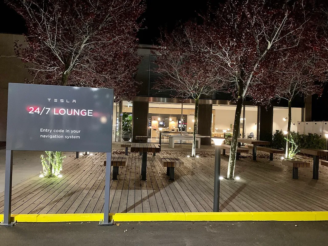 Een Tesla bij een Supercharger